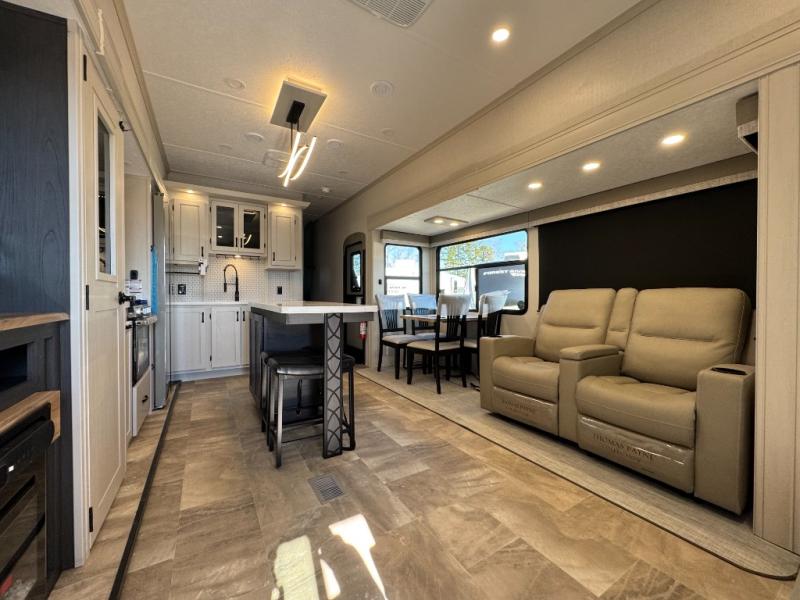 2025 Shasta RVs Phoenix 389DEK photo 13
