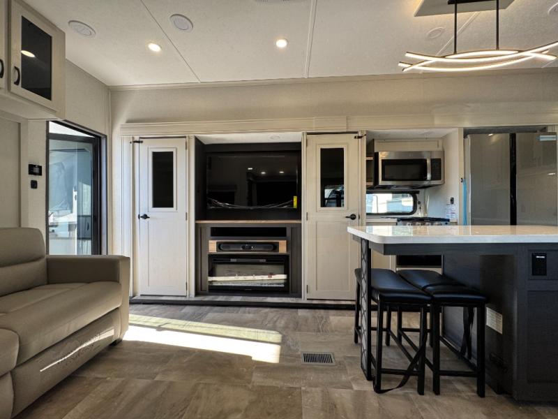 2025 Shasta RVs Phoenix 389DEK photo 15
