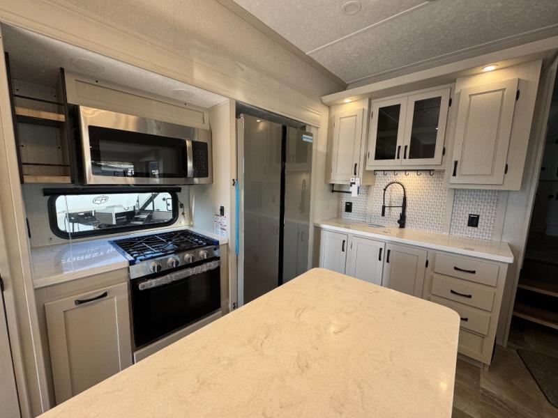 2025 Shasta RVs Phoenix 389DEK photo 16
