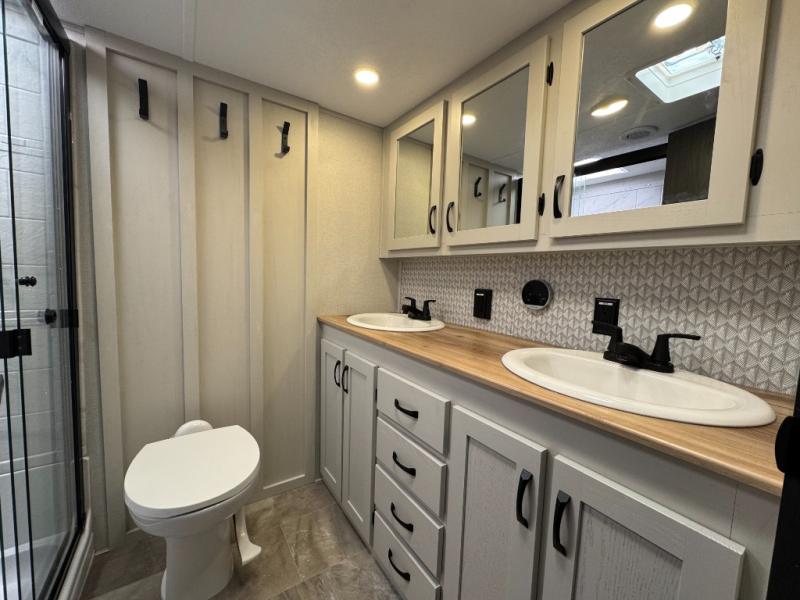 2025 Shasta RVs Phoenix 389DEK photo 20