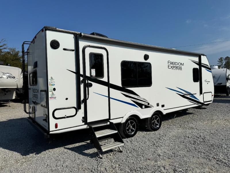 2022 Coachmen RV Freedom Express Ultra Lite 246RKS photo 4