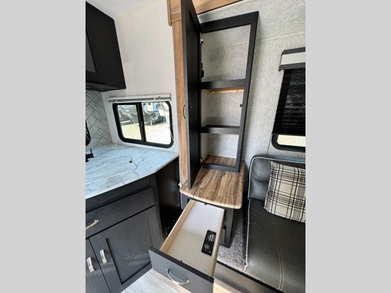 2022 Coachmen RV Freedom Express Ultra Lite 246RKS photo 18