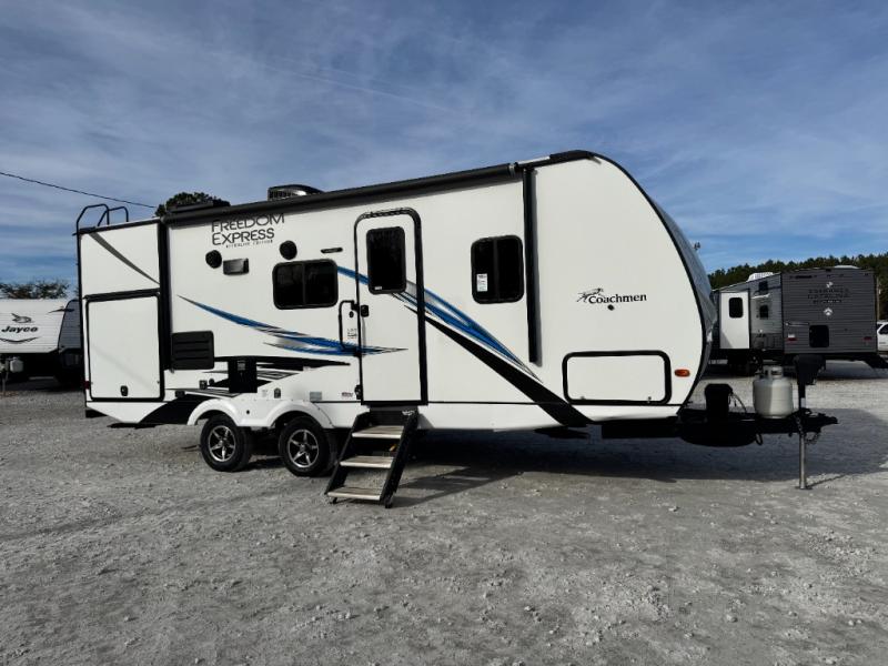 2021 Coachmen RV Freedom Express Ultra Lite 231RBDS photo 1