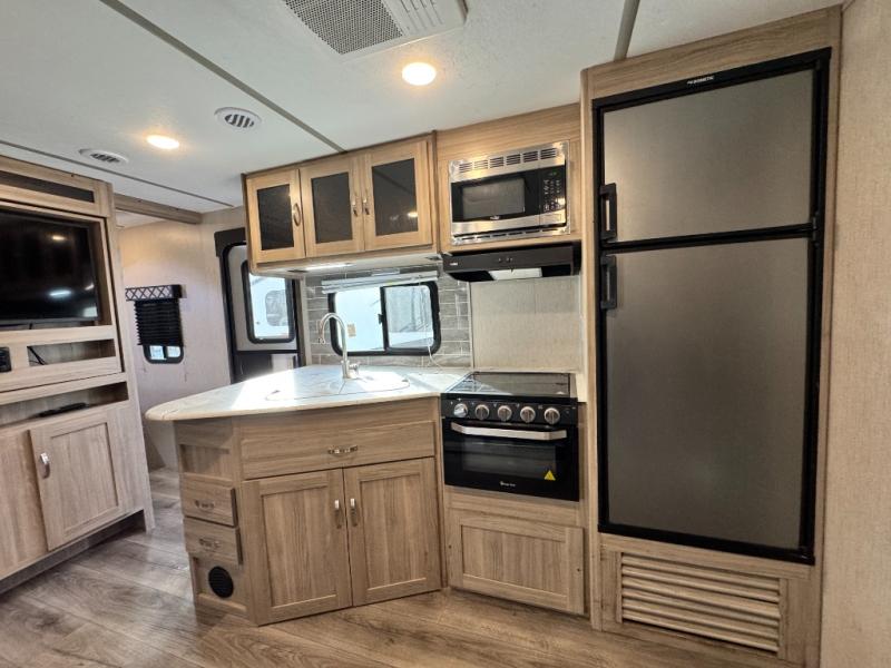 2021 Coachmen RV Freedom Express Ultra Lite 231RBDS photo 7