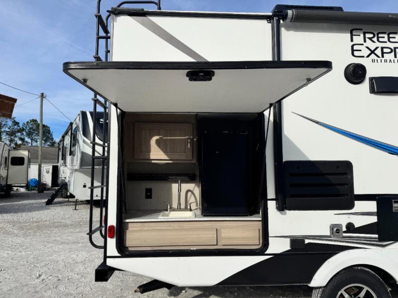 2021 Coachmen RV Freedom Express Ultra Lite 231RBDS photo 19