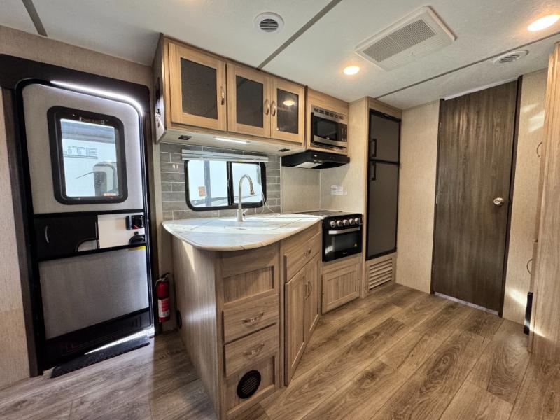 2021 Coachmen RV Freedom Express Ultra Lite 231RBDS photo 6