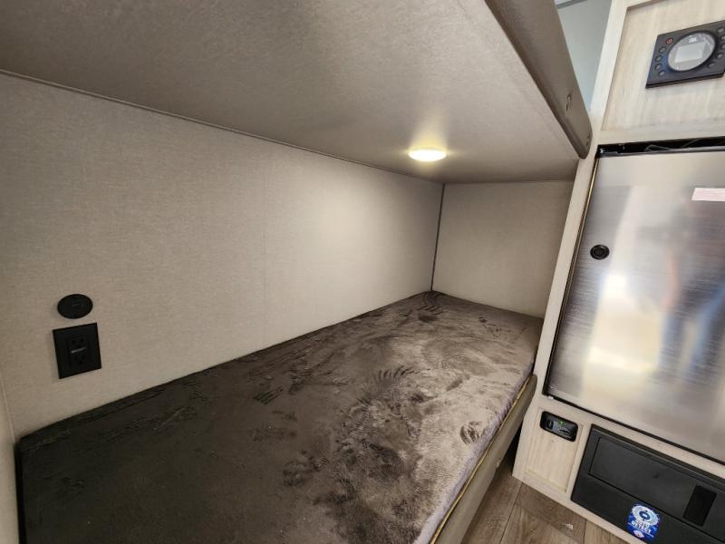 2025 Coachmen RV Catalina Summit Series 7 134BHX photo 9