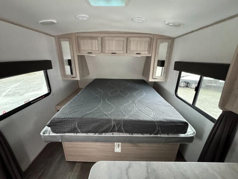 2022 Cruiser Shadow Cruiser 225RBS photo 13