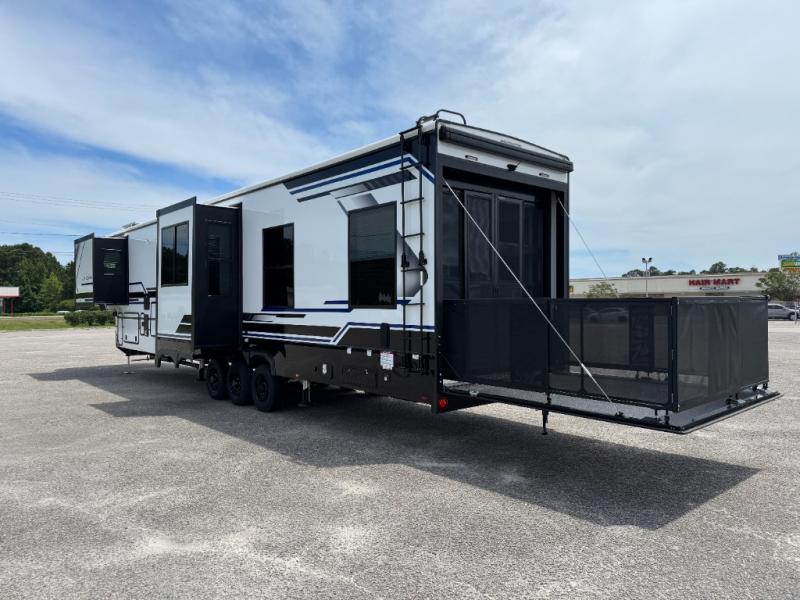 2026 Keystone RV Fuzion 442 Toy Hauler photo 2