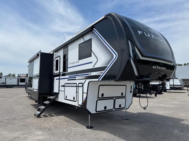 2026 Keystone RV Fuzion 442 Toy Hauler photo 4