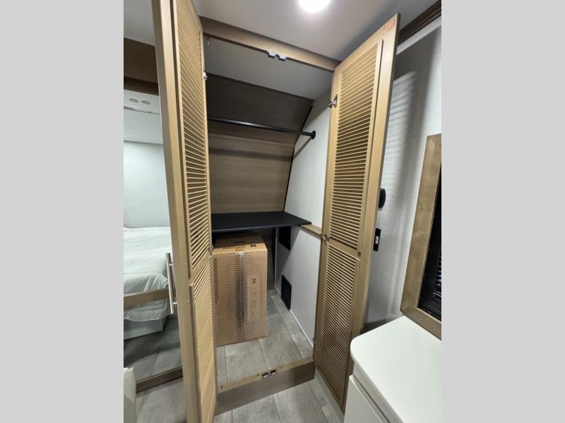 2026 Keystone RV Fuzion 442 Toy Hauler photo 27
