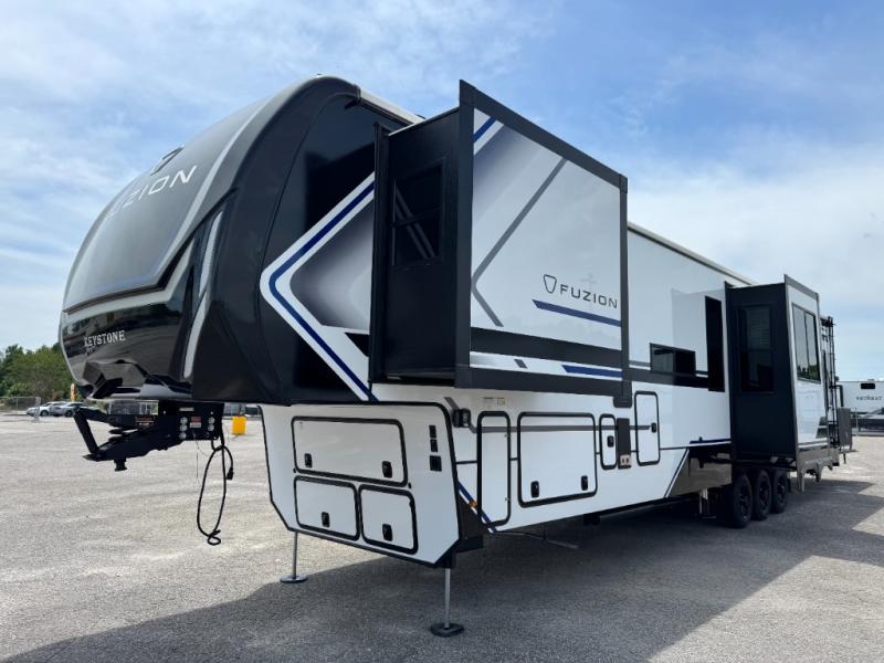 2026 Keystone RV Fuzion 442 Toy Hauler photo 6