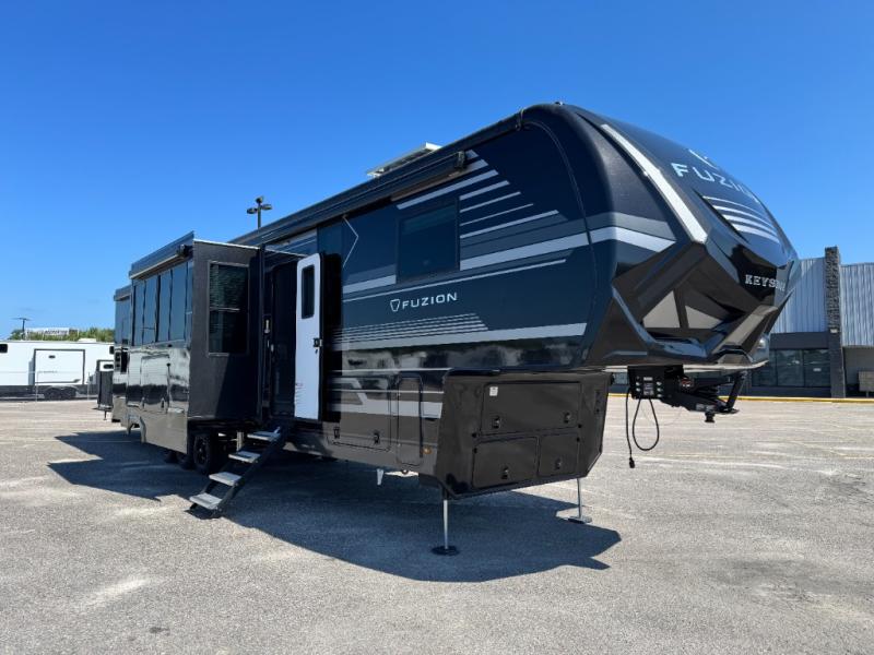 2026 Keystone RV Fuzion 419 Toy Hauler photo 4