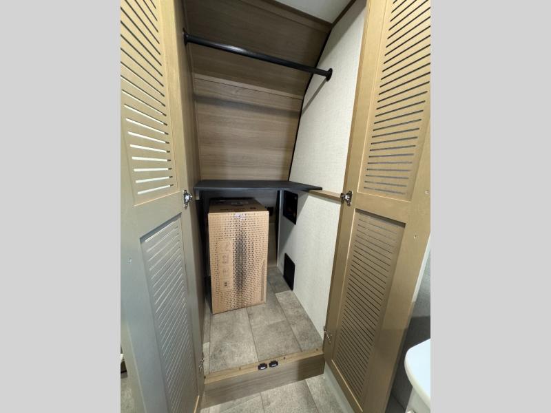 2026 Keystone RV Fuzion 419 Toy Hauler photo 32