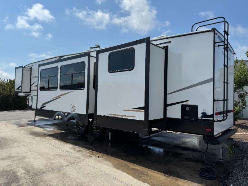 2026 Shasta RVs Phoenix 367BH photo 4