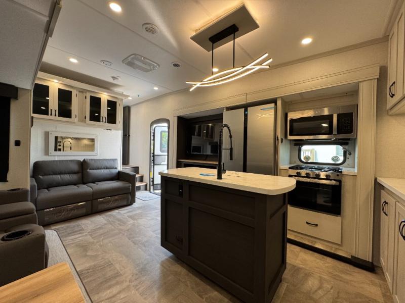 2026 Shasta RVs Phoenix 367BH photo 10