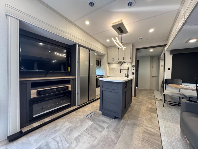 2026 Shasta RVs Phoenix 367BH photo 9