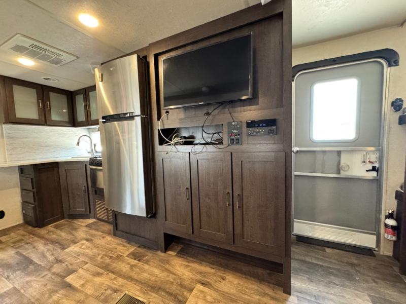 2019 Forest River RV Wildwood 27DBK photo 11