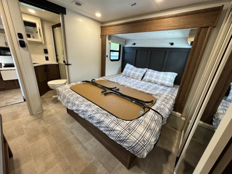2026 Dutchmen RV Voltage V-Series 4250 Toy Hauler photo 40