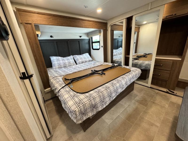 2026 Dutchmen RV Voltage V-Series 4250 Toy Hauler photo 38