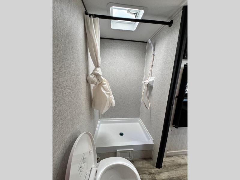 2026 CrossRoads RV Zinger Lite Mini 18RB photo 20