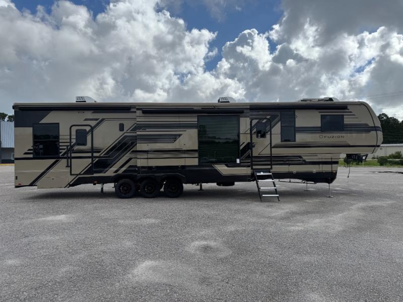 2026 Keystone RV Fuzion 432 Toy Hauler photo 5