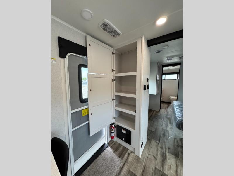 2027 Open Range RV Roamer 27FKDS photo 18