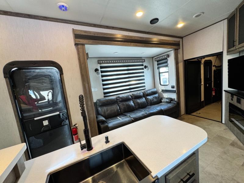 2021 Forest River RV Vengeance Rogue Armored VGF351G2 Toy Hauler photo 20