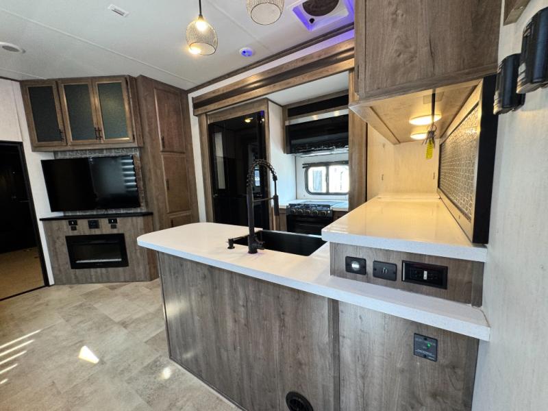 2021 Forest River RV Vengeance Rogue Armored VGF351G2 Toy Hauler photo 19