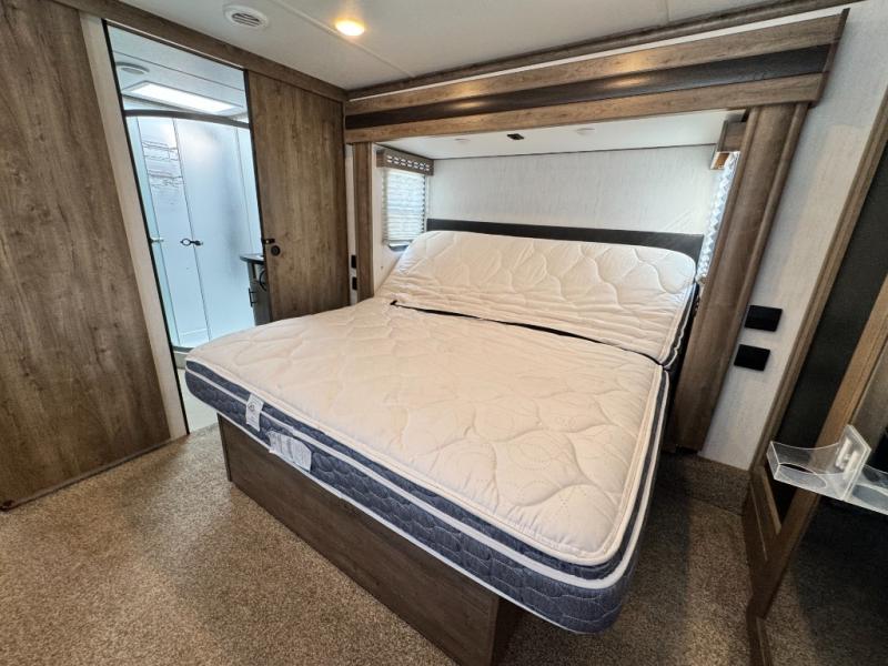2021 Forest River RV Vengeance Rogue Armored VGF351G2 Toy Hauler photo 33