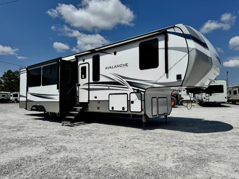 2023 Keystone RV Avalanche 390DS photo 1