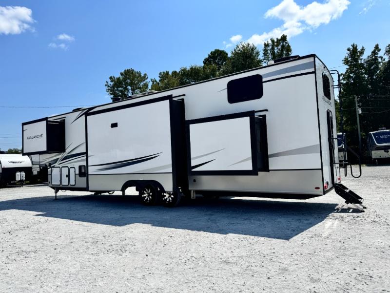 2023 Keystone RV Avalanche 390DS photo 4