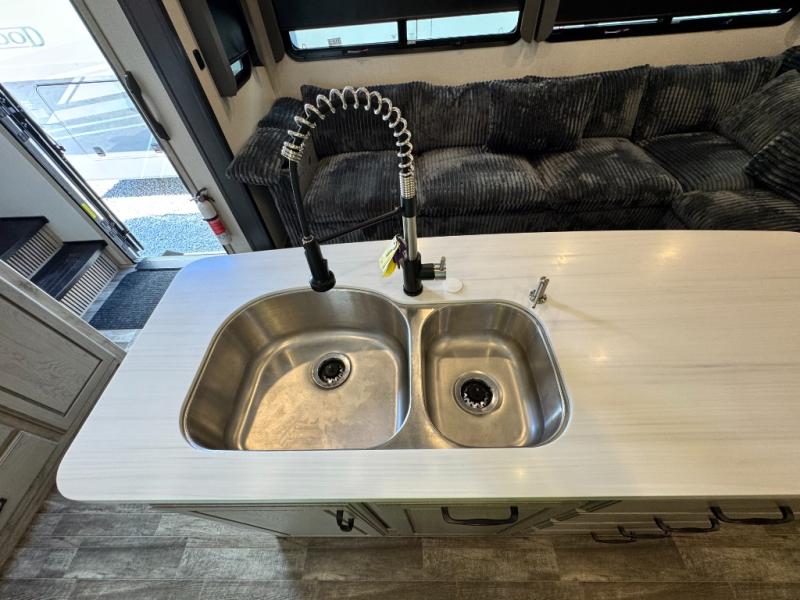 2023 Keystone RV Avalanche 390DS photo 18