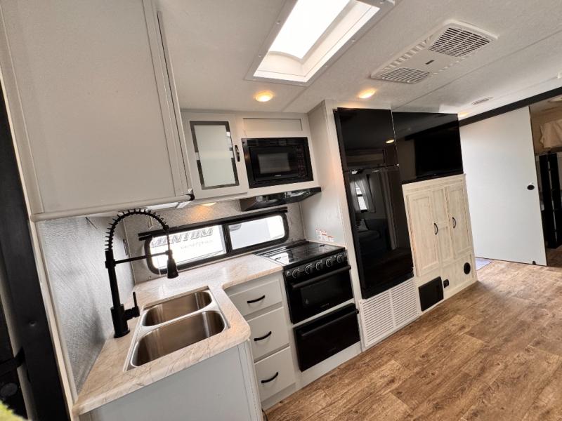 2022 Forest River RV Vibe 28BH photo 10