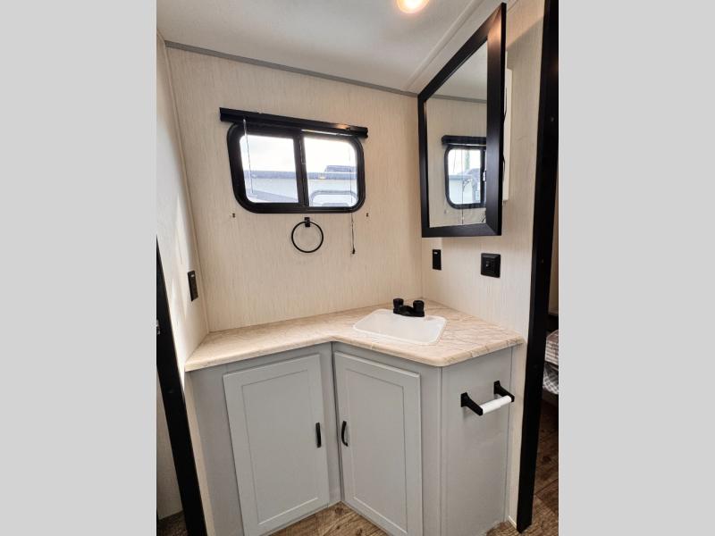2022 Forest River RV Vibe 28BH photo 32