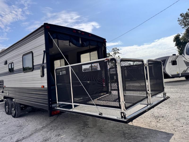 2020 Forest River RV Cherokee Grey Wolf 25RRT Toy Hauler photo 3