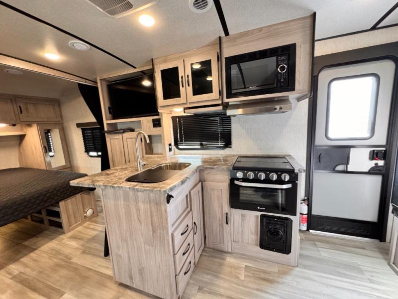 2022 Coachmen RV Spirit Ultra Lite 1943RB photo 9