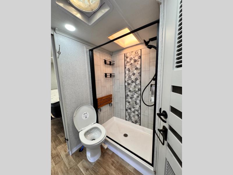 2025 Redwood RV Redwood 4001LK photo 33