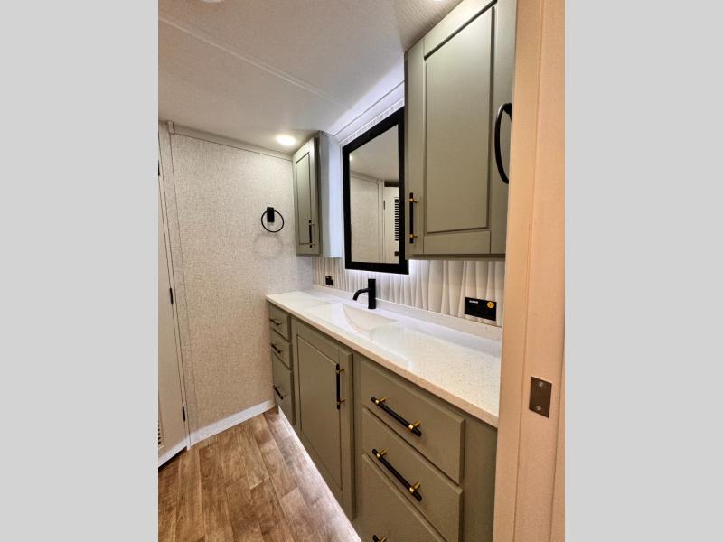 2025 Redwood RV Redwood 4001LK photo 32
