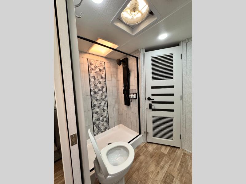 2025 Redwood RV Redwood 4001LK photo 31