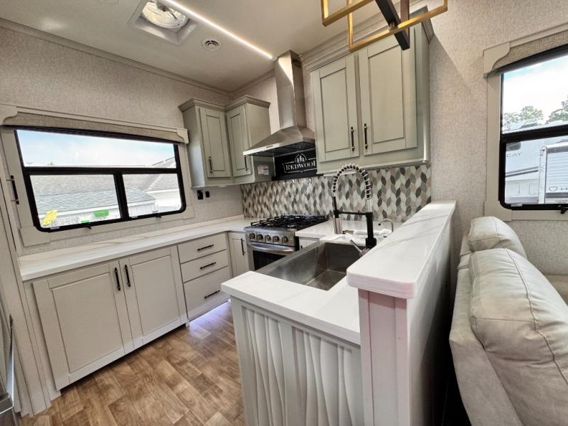 2025 Redwood RV Redwood 4001LK photo 13