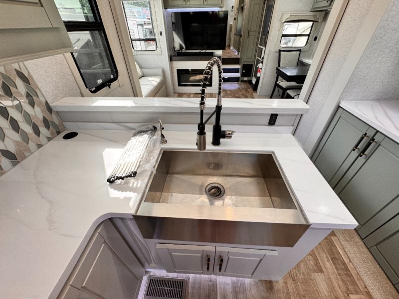 2025 Redwood RV Redwood 4001LK photo 17