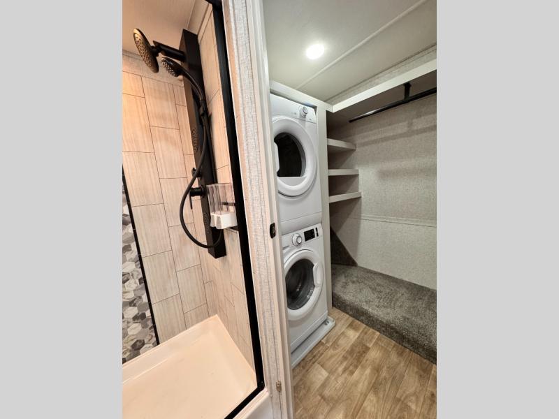 2025 Redwood RV Redwood 4001LK photo 35