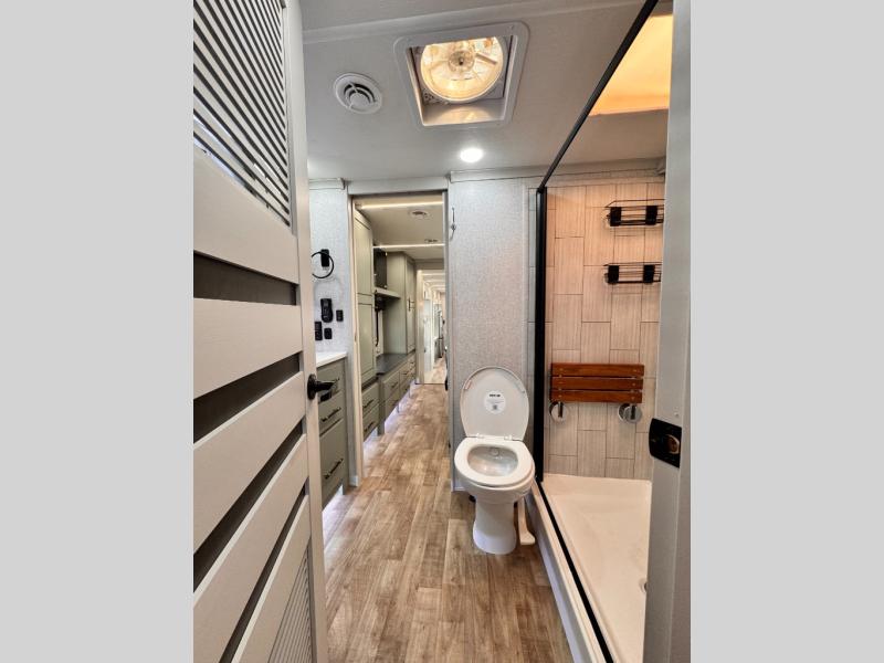2025 Redwood RV Redwood 4001LK photo 38