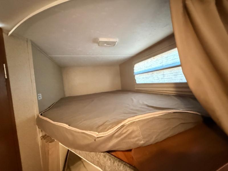 2015 Coachmen RV Freedom Express 28SE photo 23