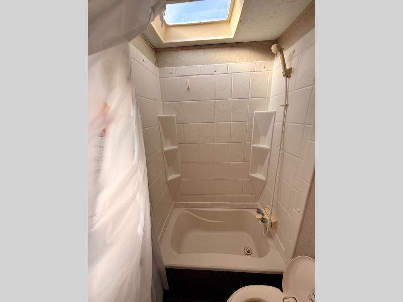 2015 Coachmen RV Freedom Express 28SE photo 30