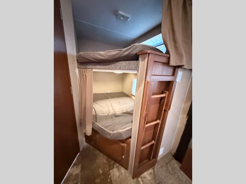 2015 Coachmen RV Freedom Express 28SE photo 22
