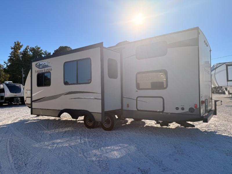 2015 Coachmen RV Freedom Express 28SE photo 4