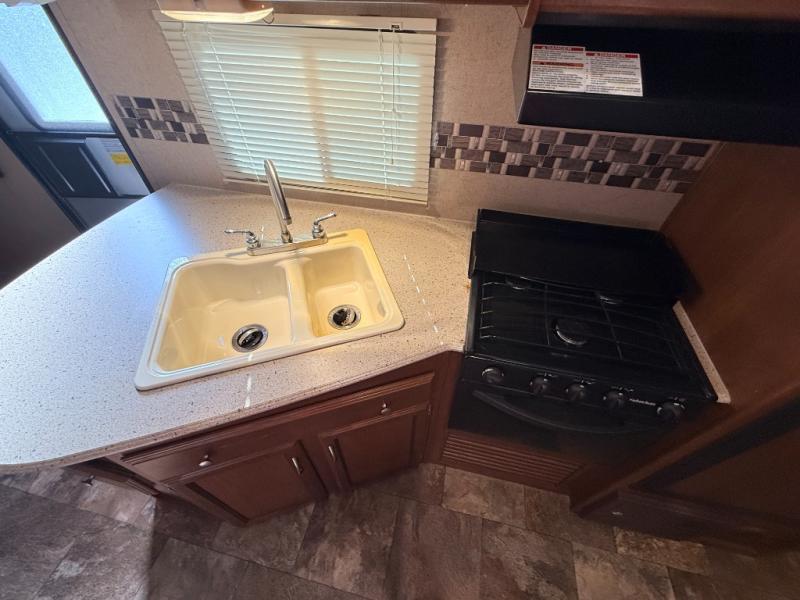 2015 Coachmen RV Freedom Express 28SE photo 19
