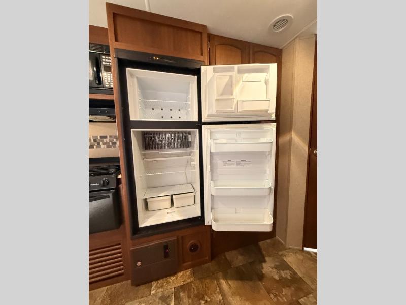 2015 Coachmen RV Freedom Express 28SE photo 21